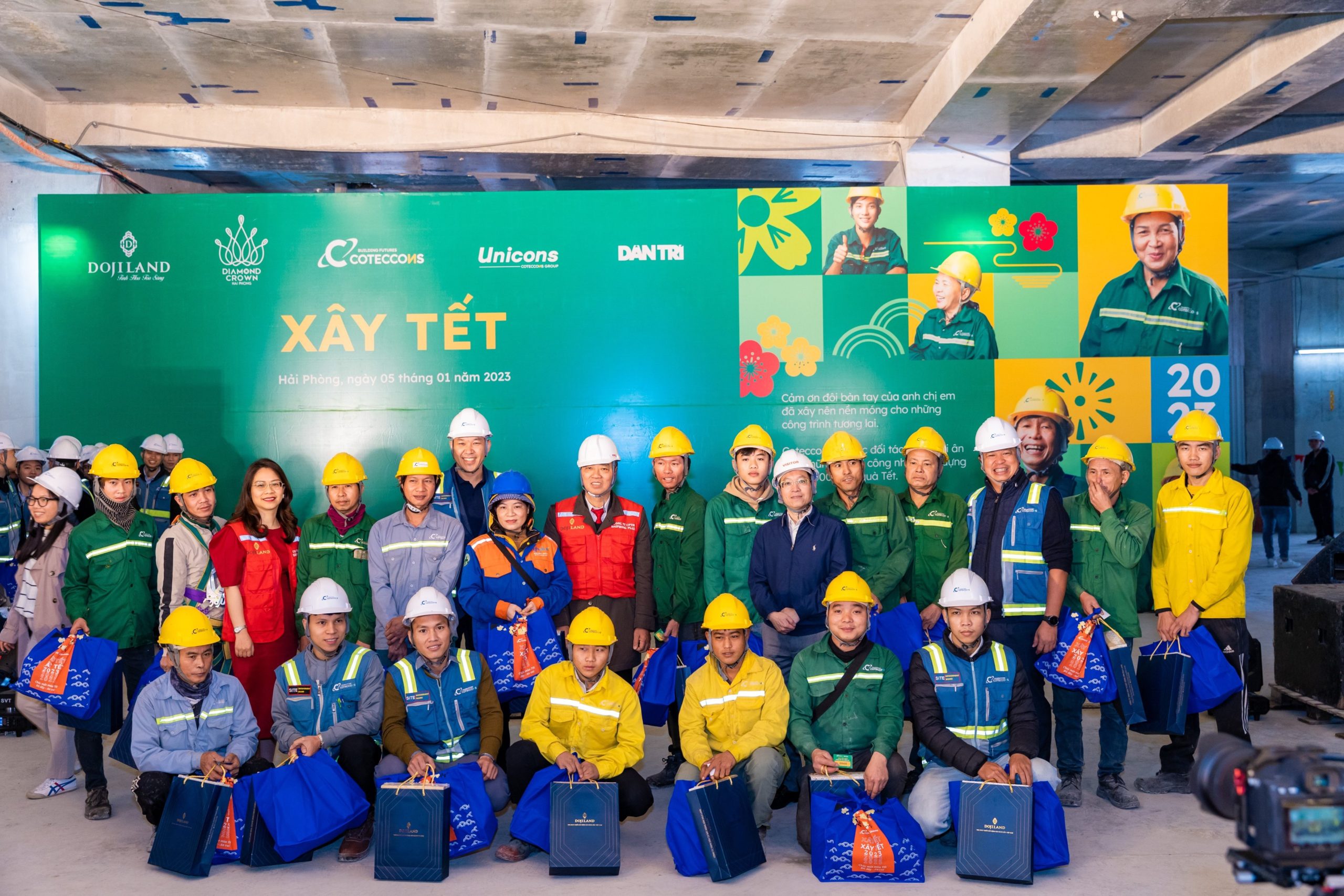 DOJILAND trao 750 SUẤT QUÀ “XÂY TẾT” CHO CÔNG NHÂN XÂY DỰNG TẠI DỰ ÁN DIAMOND CROWN HAI PHONG